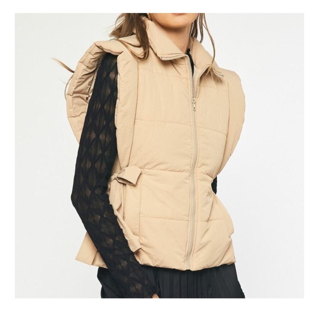 Puffer vest with ruffled shoulders, tan quilted, lined sz MED Entro